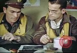 Standbild B-17 crew Debriefing Vereinigtes Königreich, 1943, aus Sekunde 35 historischem Filmmaterial Videoclip 65675061390