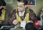 Standbild B-17 crew Debriefing Vereinigtes Königreich, 1943, aus Sekunde 36 historischem Filmmaterial Videoclip 65675061390