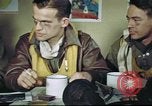 Standbild B-17 crew Debriefing Vereinigtes Königreich, 1943, aus Sekunde 37 historischem Filmmaterial Videoclip 65675061390