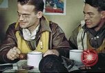 Standbild B-17 crew Debriefing Vereinigtes Königreich, 1943, aus Sekunde 39 historischem Filmmaterial Videoclip 65675061390