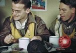 Standbild B-17 crew Debriefing Vereinigtes Königreich, 1943, aus Sekunde 40 historischem Filmmaterial Videoclip 65675061390