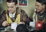 Standbild B-17 crew Debriefing Vereinigtes Königreich, 1943, aus Sekunde 41 historischem Filmmaterial Videoclip 65675061390