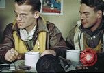 Standbild B-17 crew Debriefing Vereinigtes Königreich, 1943, aus Sekunde 42 historischem Filmmaterial Videoclip 65675061390
