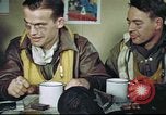 Standbild B-17 crew Debriefing Vereinigtes Königreich, 1943, aus Sekunde 43 historischem Filmmaterial Videoclip 65675061390