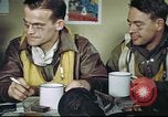 Standbild B-17 crew Debriefing Vereinigtes Königreich, 1943, aus Sekunde 44 historischem Filmmaterial Videoclip 65675061390