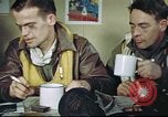 Standbild B-17 crew Debriefing Vereinigtes Königreich, 1943, aus Sekunde 45 historischem Filmmaterial Videoclip 65675061390