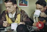 Standbild B-17 crew Debriefing Vereinigtes Königreich, 1943, aus Sekunde 46 historischem Filmmaterial Videoclip 65675061390