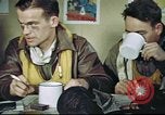 Standbild B-17 crew Debriefing Vereinigtes Königreich, 1943, aus Sekunde 47 historischem Filmmaterial Videoclip 65675061390
