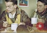 Standbild B-17 crew Debriefing Vereinigtes Königreich, 1943, aus Sekunde 48 historischem Filmmaterial Videoclip 65675061390