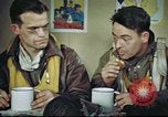 Standbild B-17 crew Debriefing Vereinigtes Königreich, 1943, aus Sekunde 49 historischem Filmmaterial Videoclip 65675061390