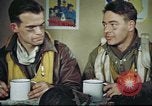 Standbild B-17 crew Debriefing Vereinigtes Königreich, 1943, aus Sekunde 50 historischem Filmmaterial Videoclip 65675061390