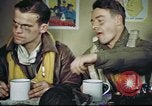 Standbild B-17 crew Debriefing Vereinigtes Königreich, 1943, aus Sekunde 51 historischem Filmmaterial Videoclip 65675061390