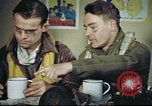Standbild B-17 crew Debriefing Vereinigtes Königreich, 1943, aus Sekunde 52 historischem Filmmaterial Videoclip 65675061390