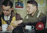 Standbild B-17 crew Debriefing Vereinigtes Königreich, 1943, aus Sekunde 53 historischem Filmmaterial Videoclip 65675061390