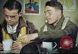 Standbild B-17 crew Debriefing Vereinigtes Königreich, 1943, aus Sekunde 54 historischem Filmmaterial Videoclip 65675061390