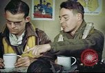 Standbild B-17 crew Debriefing Vereinigtes Königreich, 1943, aus Sekunde 55 historischem Filmmaterial Videoclip 65675061390