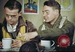 Standbild B-17 crew Debriefing Vereinigtes Königreich, 1943, aus Sekunde 57 historischem Filmmaterial Videoclip 65675061390