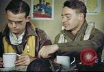 Standbild B-17 crew Debriefing Vereinigtes Königreich, 1943, aus Sekunde 58 historischem Filmmaterial Videoclip 65675061390