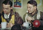 Standbild B-17 crew Debriefing Vereinigtes Königreich, 1943, aus Sekunde 59 historischem Filmmaterial Videoclip 65675061390