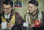 Standbild B-17 crew Debriefing Vereinigtes Königreich, 1943, aus Sekunde 60 historischem Filmmaterial Videoclip 65675061390