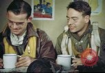 Standbild B-17 crew Debriefing Vereinigtes Königreich, 1943, aus Sekunde 61 historischem Filmmaterial Videoclip 65675061390