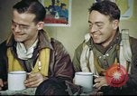 Standbild B-17 crew Debriefing Vereinigtes Königreich, 1943, aus Sekunde 62 historischem Filmmaterial Videoclip 65675061390