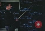 Standbild B-17 Mission Briefing Vereinigtes Königreich, 1943, aus Sekunde 20 historischem Filmmaterial Videoclip 65675061391