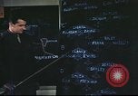 Standbild B-17 Mission Briefing Vereinigtes Königreich, 1943, aus Sekunde 43 historischem Filmmaterial Videoclip 65675061391