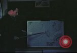 Standbild B-17 Mission Briefing Vereinigtes Königreich, 1943, aus Sekunde 28 historischem Filmmaterial Videoclip 65675061392