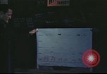 Standbild B-17 Mission Briefing Vereinigtes Königreich, 1943, aus Sekunde 62 historischem Filmmaterial Videoclip 65675061392