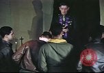 Standbild Kaplan mit B-17 Aircrew Mitglieder Vereinigtes Königreich, 1943, aus Sekunde 5 historischem Filmmaterial Videoclip 65675061393