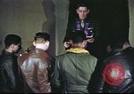 Standbild Kaplan mit B-17 Aircrew Mitglieder Vereinigtes Königreich, 1943, aus Sekunde 7 historischem Filmmaterial Videoclip 65675061393