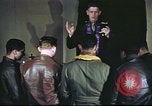 Standbild Kaplan mit B-17 Aircrew Mitglieder Vereinigtes Königreich, 1943, aus Sekunde 8 historischem Filmmaterial Videoclip 65675061393