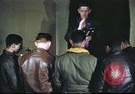 Standbild Kaplan mit B-17 Aircrew Mitglieder Vereinigtes Königreich, 1943, aus Sekunde 12 historischem Filmmaterial Videoclip 65675061393