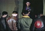Standbild Kaplan mit B-17 Aircrew Mitglieder Vereinigtes Königreich, 1943, aus Sekunde 15 historischem Filmmaterial Videoclip 65675061393