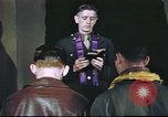 Standbild Kaplan mit B-17 Aircrew Mitglieder Vereinigtes Königreich, 1943, aus Sekunde 21 historischem Filmmaterial Videoclip 65675061393