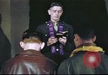 Standbild Kaplan mit B-17 Aircrew Mitglieder Vereinigtes Königreich, 1943, aus Sekunde 22 historischem Filmmaterial Videoclip 65675061393