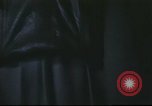 Standbild Kaplan mit B-17 Aircrew Mitglieder Vereinigtes Königreich, 1943, aus Sekunde 26 historischem Filmmaterial Videoclip 65675061393