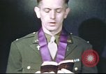 Standbild Kaplan mit B-17 Aircrew Mitglieder Vereinigtes Königreich, 1943, aus Sekunde 28 historischem Filmmaterial Videoclip 65675061393