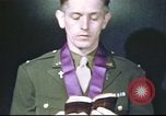 Standbild Kaplan mit B-17 Aircrew Mitglieder Vereinigtes Königreich, 1943, aus Sekunde 29 historischem Filmmaterial Videoclip 65675061393