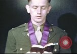 Standbild Kaplan mit B-17 Aircrew Mitglieder Vereinigtes Königreich, 1943, aus Sekunde 30 historischem Filmmaterial Videoclip 65675061393