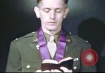 Standbild Kaplan mit B-17 Aircrew Mitglieder Vereinigtes Königreich, 1943, aus Sekunde 31 historischem Filmmaterial Videoclip 65675061393