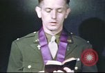 Standbild Kaplan mit B-17 Aircrew Mitglieder Vereinigtes Königreich, 1943, aus Sekunde 32 historischem Filmmaterial Videoclip 65675061393