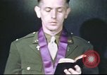 Standbild Kaplan mit B-17 Aircrew Mitglieder Vereinigtes Königreich, 1943, aus Sekunde 33 historischem Filmmaterial Videoclip 65675061393
