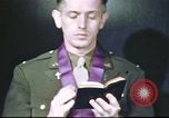 Standbild Kaplan mit B-17 Aircrew Mitglieder Vereinigtes Königreich, 1943, aus Sekunde 34 historischem Filmmaterial Videoclip 65675061393