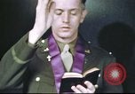 Standbild Kaplan mit B-17 Aircrew Mitglieder Vereinigtes Königreich, 1943, aus Sekunde 35 historischem Filmmaterial Videoclip 65675061393