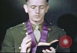 Standbild Kaplan mit B-17 Aircrew Mitglieder Vereinigtes Königreich, 1943, aus Sekunde 36 historischem Filmmaterial Videoclip 65675061393
