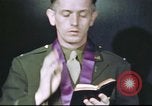Standbild Kaplan mit B-17 Aircrew Mitglieder Vereinigtes Königreich, 1943, aus Sekunde 37 historischem Filmmaterial Videoclip 65675061393