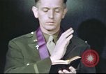 Standbild Kaplan mit B-17 Aircrew Mitglieder Vereinigtes Königreich, 1943, aus Sekunde 38 historischem Filmmaterial Videoclip 65675061393