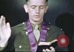 Standbild Kaplan mit B-17 Aircrew Mitglieder Vereinigtes Königreich, 1943, aus Sekunde 39 historischem Filmmaterial Videoclip 65675061393